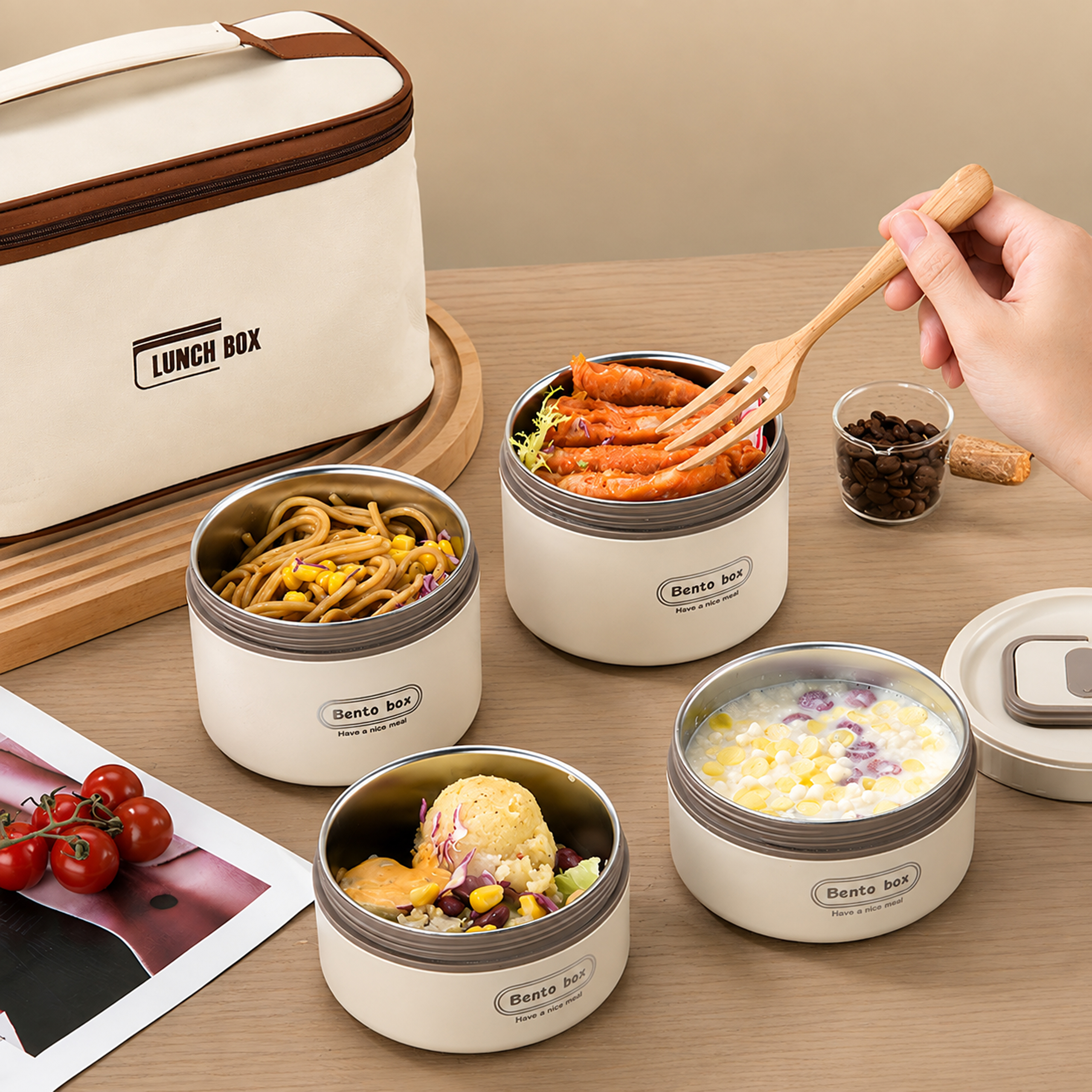 Lunch box termiczny z czterema pojemnikami i torbą termiczną na stole