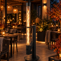 Ogrzewacz ogrodowy na pellet ze szklaną tubą i płomieniem na tarasie restauracji