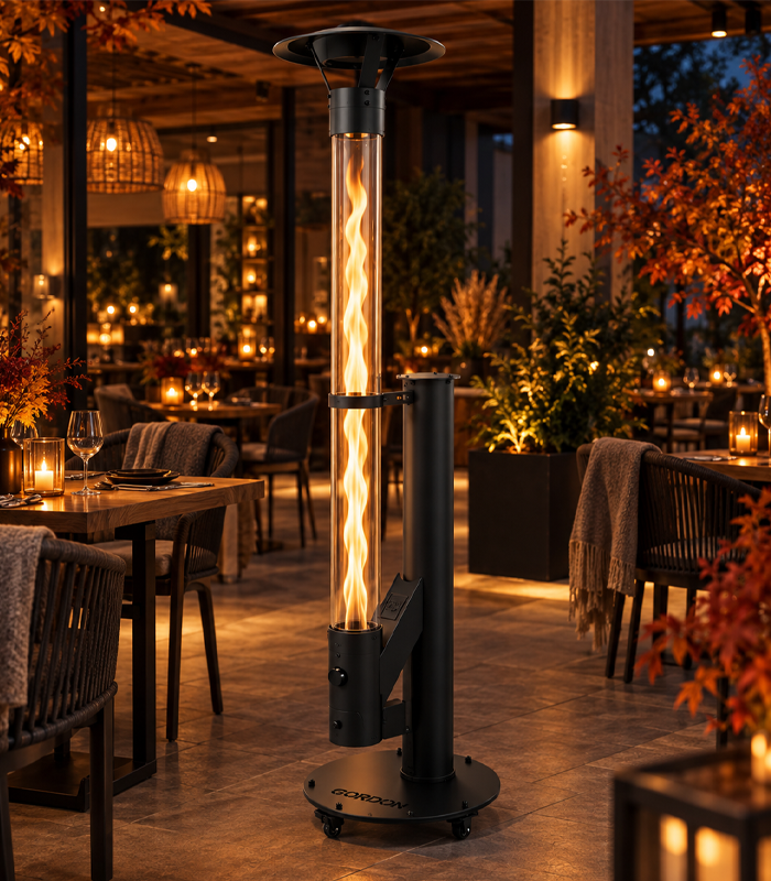 Ogrzewacz ogrodowy na pellet ze szklaną tubą i płomieniem na tarasie restauracji