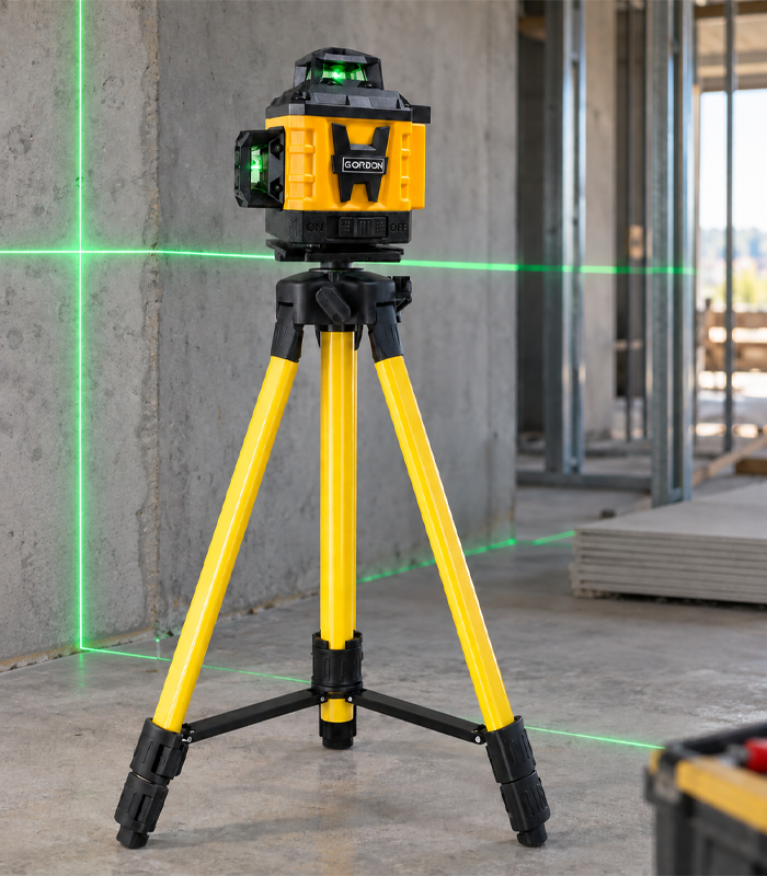 Poziomica laserowa krzyżowa na żółtym statywie z zielonymi liniami lasera