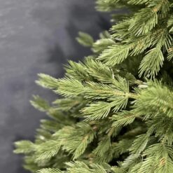 Zbliżenie na realistyczne igliwie sztucznej sosny Limba