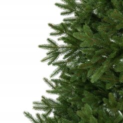 Zbliżenie na gęste, realistyczne igliwie sztucznej choinki świerkowej PE