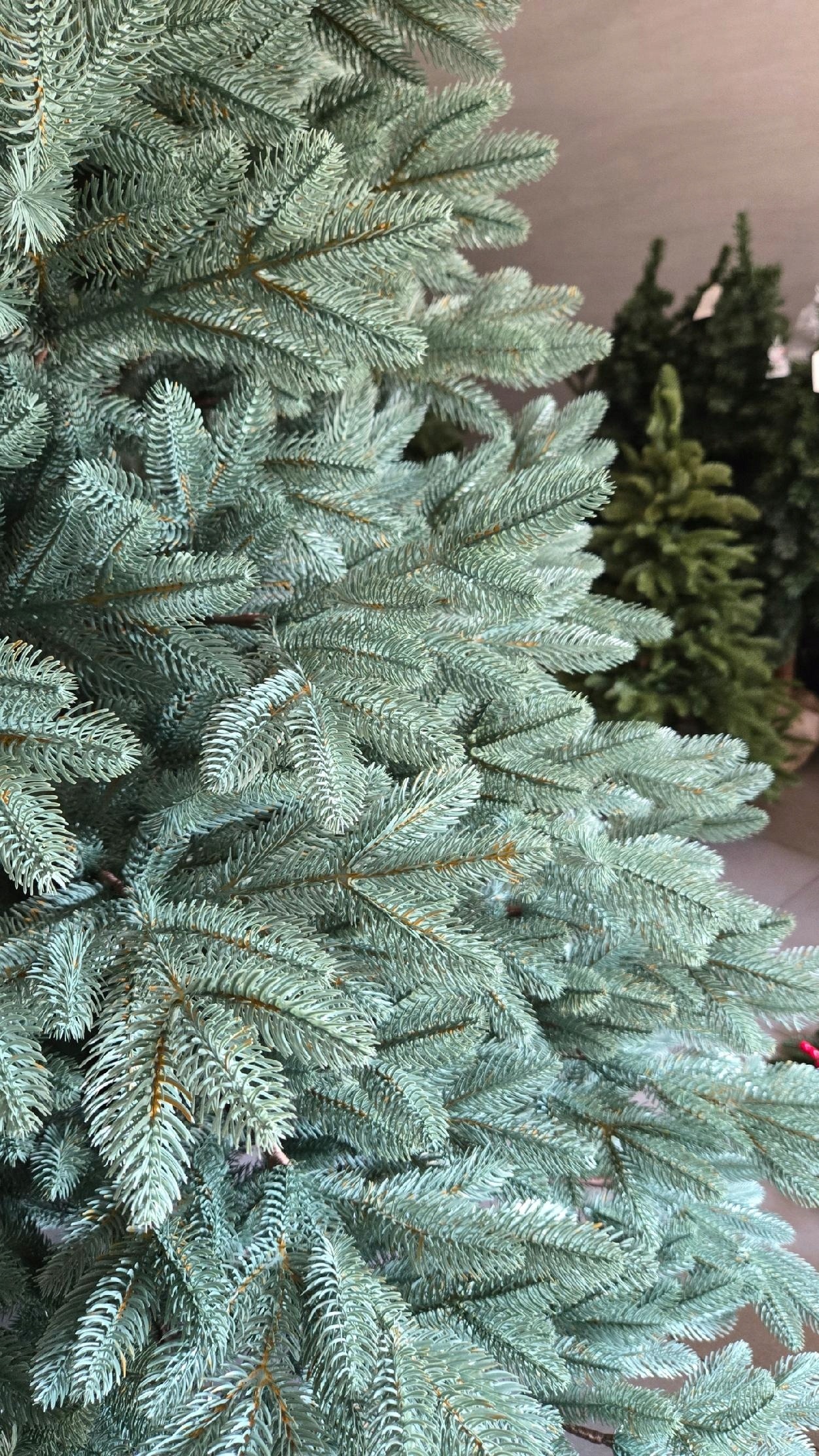 Zbliżenie srebrzystych gałązek sztucznej choinki 3D