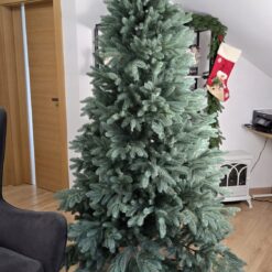 Sztuczna choinka świerk Silver Sky 180 cm w domowym wnętrzu