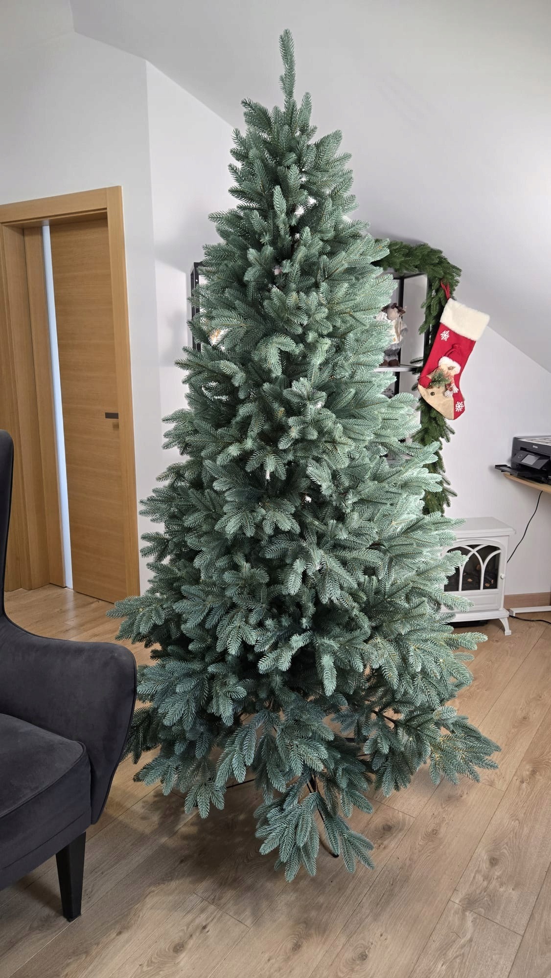 Sztuczna choinka świerk Silver Sky 180 cm w domowym wnętrzu