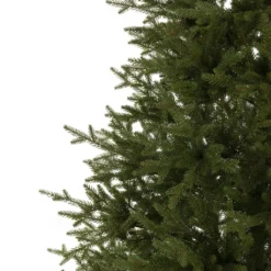 Detal gałęzi sztucznej choinki świerk Natura z drobnymi igłami PE