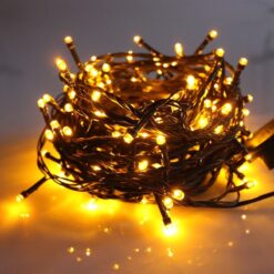 Zwinięte lampki choinkowe LED emitujące ciepłe białe światło