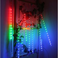 Świecące lampki meteory LED w kształcie sopli na oknie