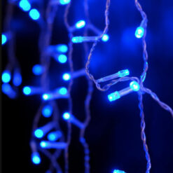 Niebieskie lampki LED w formie sopli z efektem błysku