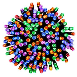 Kolorowe lampki choinkowe LED RGB z bliska